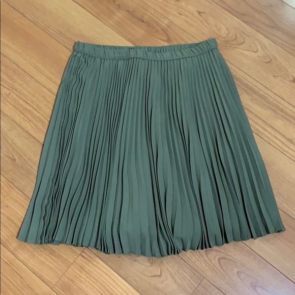 Banana Republic Olive/Army Green Pleated Mini - Picture 2 of 2